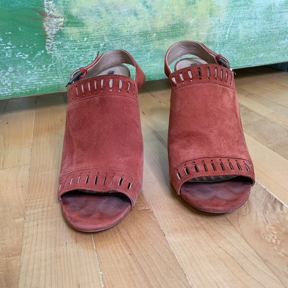 Tahari Suede/Leather Sandal Block Heels Rust Color Size 8 - Picture 2 of 8